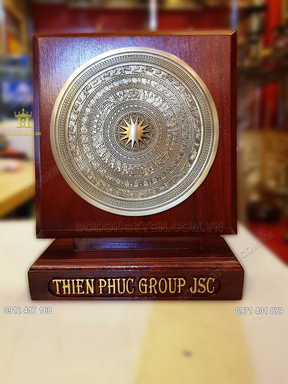 Vật phẩm thường được c&aacute;c gia chủ đặt tr&ecirc;n b&agrave;n l&agrave;m việc, hay trong tủ trưng b&agrave;y tại kh&ocirc;ng gian ph&ograve;ng kh&aacute;ch